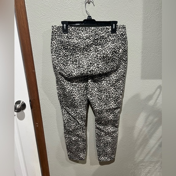Westbound Women's High Rise Leopard Print Jeans - Black and White Size 10P EUC - Picture 3 of 4